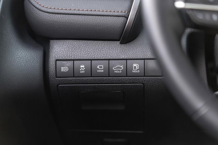 Детали интерьера Toyota Camry Hybrid XLE 2017 года  (NA) (фото 27 из 40)